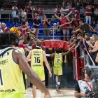 L’Hiopos Lleida va sortir ovacionat del Palau, on mai no havia guanyat un equip lleidatà en ACB. - JAVI ENJUANES