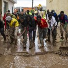 Veïns netegen els carrers plens de llot després del pas de la dana a la Ràpita. - EUROPA PRESS