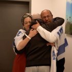 Un ostatge israelià abraça els seus pares a Jerusalem. - EFE