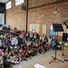 La concentració va tenir lloc ahir al centre després de la sortida dels alumnes. - AMADO FORROLLA