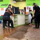 Voluntaris de Protecció Civil ajudant ahir en tasques de neteja a Santa Bàrbara. - ACN