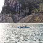 Dos piragüistes naveguen pel pantà de Canelles. - JORDI ECHEVARRIA