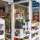 Imatge de la porta de l’establiment amb el vidre trencat. - PAU PASCUAL