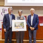 Marta Puyuelo, ahir al costat del rector de la Universitat de Lleida, Jaume Puy, i el president d’Alumni UdL, Josep Maria Sentís. - JORDI ECHEVARRIA