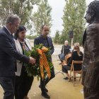 Els representants polítics han entregat una ofrena a l'estatua de Lluís Companys.