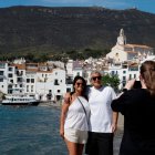 Un parell de turistes es fan una fotografia a Cadaquès, a l'Alt Empordà.