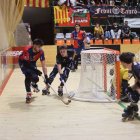 Sebas Moncusí lluita una bola darrere de la porteria amb un jugador de l’Igualada. - AMADO FORROLLA