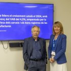 El director de l’Anuari de BBVA, Josep Oliver, i la directora de zona de BBVA a Lleida, Manoli Jiménez. - JORDI ECHEVARRIA