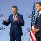 Pete Hegseth ahir amb Mark Rutte en la reunió de l’OTAN. - NATO / DPA