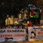 Manifestació. Al voltant de 500 persones es van concentrar a la plaça Víctor Siurana per protestar contra el genocidi a Gaza. - AMADO FORROLLA