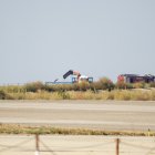 Els operaris han treballat amb una grua per retirar l’aeronau accidentada.