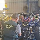 Un guàrdia civil amb el quad de l’investigat. - GUÀRDIA CIVIL