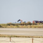 Operaris van treballar amb una grua per retirar l’aeronau accidentada. - PAU PASCUAL