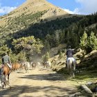 Els germans Lázaro i Pablo Moreno de la muntanya de Tor recullen les vaques a cavall per agilitzar la feina