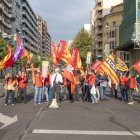 Els treballadors es van concentrar durant una hora davant l’estació d’autobusos de Lleida. - ÀLEX SAMPER