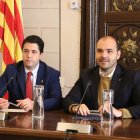 L'alcalde de la Seu d'Urgell, Joan Barrera, i el conseller de Presidència, Albert Dalmau, a la sala de plens del consistori de la capital alturgellenca