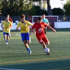 Xavier Belló porta la pilota pressionat per un rival. - IRIS SOLÀ