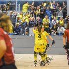 Dai Silva celebra amb Luchi Agudo la consecució del segon gol mentre l’afició del Vila-sana, que hi va acudir en gran nombre, ho festeja a la grada. - ANIOL MORAL