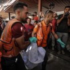 Defensa Civil trasllada un cos a l’hospital a la ciutat de Gaza. - EFE/EPA/MOHAMMED SABER