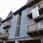 Una pancarta reivindicativa oneja a la façana de l’edifici. - EDGAR ALDANA