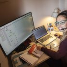 Sara Matías teletreballant des de casa seua a Cervera.