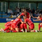 Les jugadores de l'AEM celebrem el gol de la victòria.