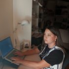 Núria Zoroa vive y trabaja en Guimerà.