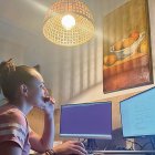 Mireia Martínez, trabajando desde su casa en Preixana.