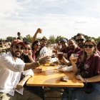 Joves ahir a CervisiaLleida, a la plaça de la Llotja. - INGRID SEGURA