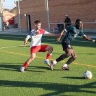Un jugador del Linyola en pressiona un del Vallfogona durant el partit. - JOAN GÓMEZ