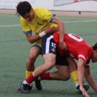 Bayona, del Balaguer, intenta controlar la pilota davant d’un rival. - JOAN BOVÉ