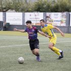 Un jugador del Tàrrega porta la pilota davant d’un defensa rival durant una situació del partit d’ahir. - CARMINA MARSIÑACH