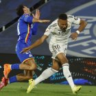 Mbappé, davant de Domingos Duarte, va tornar a ser clau. - EFE