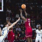 Caleb Agada va tenir molts problemes per crear-se espai per llançar davant de la defensa valenciana. - ACB PHOTO/POL PUERTAS