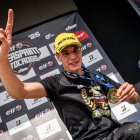 Adrià Monné festeja al podi el títol de campió d’Espanya de MX2 2025.