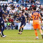 Una acció del partit entre l’Atlètic Lleida i el Barça Atlètic diumenge al Camp d’Esports. - INGRID SEGURA