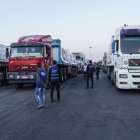Camions amb ajuda humanitària fan cua a l’encreuament de Rafah. - EFE/EPA/STRINGER