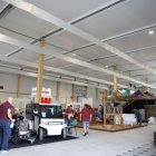 Operaris muntant els estands que acollirà durant 3 dies el nou pavelló de Fira de Lleida. - AMADO FORROLLA