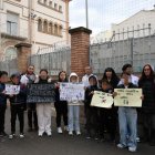 El grup de pares que va protestar ahir.