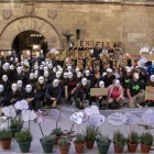 Acció reivindicativa ahir a la plaça Paeria, amb alumnes dels col·legis Claver i Episcopal. - ÀLEX SAMPER