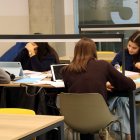 Alumnes del campus d'Igualada treballant a la biblioteca del centre.