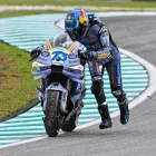 Àlex Márquez remunta la moto després de tenir una de les dos caigudes durant la sessió d’ahir. - MOTOGP