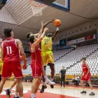 Ibou Dabo intenta anotar malgrat la defensa de dos rivals. - ACB PHOTO/SERGI GERONÈS