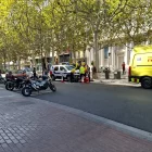 El Servei d’Emergències Mèdiques i la Guàrdia Urbana, atenent ahir la ferida a la rambla Ferran. - ESMERALDA FARNELL