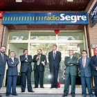 L’acte inaugural de la nova emissora al carrer Vallcalent, amb el seu director explicant el projecte. - SEGRE