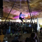 L’espectacle ‘Vindemia, els ulls al cel’ va reunir un nombrós públic a la plaça de la Llotja. - AMADO FORROLLA