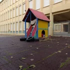 La caseta del col·legi Balàfia, amb estris d’un sensesostre. - S.E.