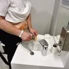 El Josep Maria, buidant i netejant la seua bossa al lavabo de l’Arnau adaptat per a ostomitzats. - AMADO FORROLLA