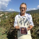 El xarcuter Jaume Badia amb una safata de mostillo.