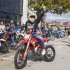 El pilot saluda a l’arribar al recinte esportiu. - L.P.